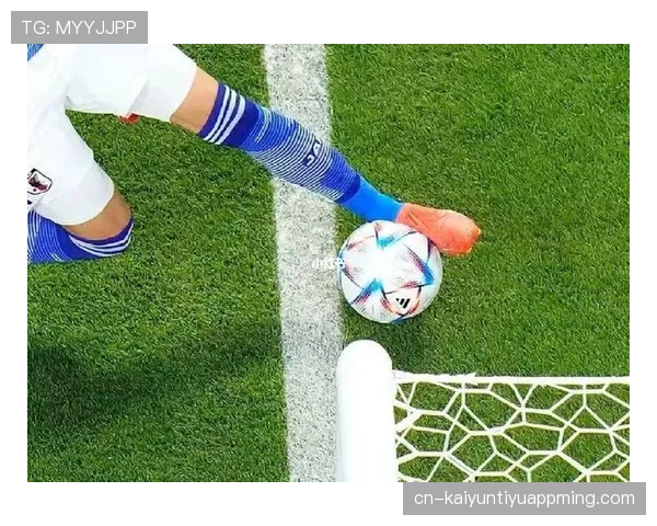 足球出界规则：球整体越过边线或端线才判为出界